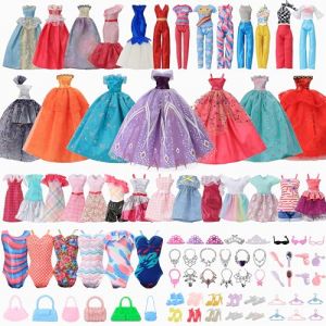 Ensemble cadeau de 58 v&ecirc;tements pour poup&eacute;e de 11,5 pouces et Barbie : 2 robes de mari&eacute;e, 6 robes de mode, 2 tenues d&eacute;contract&eacute;es, 3 maillots de bain, 10 paires de chaussures, 21 accessoires de mode (TroveSphere, neuf)