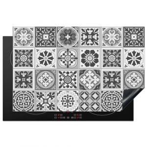 KitchenYeah© Protection Plaque Cuisson Deco Cuisine Cache Induction 80x52 cm Protège Pour Cuisiniere Protection Mosaïque - Noir - Blanc - Motif - Carrelage (KitchenYeah, neuf)