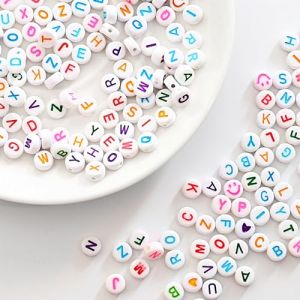 Iudsu 1000 pi&egrave;ces de perles lettres en acrylique pour la fabrication de bracelets, perles rondes blanc de l'alphabet de A &agrave; Z de 7 mm avec un rouleau de cordon en nylon invisible (600 cm) (NO.1-XYF, neuf)
