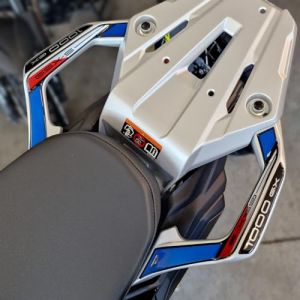 Resin Bike Autocollant Moto Compatibles avec Suzuki GSX-S 1000 GX 2024-2025 Blue. Protections Poignées Arrière Passager Contre Les Chocs et Les Éraflures. Autocollant 3D Résinés Made in Italy (ResinBike, neuf)