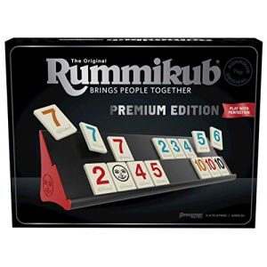 Pressman Rummikub Premium Edition by Comprend des &eacute;tag&egrave;res, des carreaux grav&eacute;s avec de grands chiffres et un sac de rangement pour la meilleure exp&eacute;rience de Rummikub, couleur argent&eacute;e (UKS INVESTMENTS, neuf)