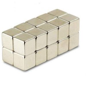 Magnetastico | Lot de 100 aimants n&eacute;odymes N52 cubique 5x5x5 mm | Magnet pour r&eacute;frig&eacute;rateur Magnet pour Tableau magn&eacute;tique Aimant Cube Aimant Permanent pour Tableau interactif Aimant Puissant neodyme (Magnetastico, neuf)