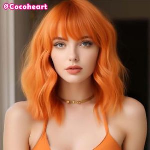Perruque courte ondulée pourpre avec bangs - Perruque bob synthétique douce de longueur au niveau des épaules for femmes, perruque de costume naturellement bouclée for Halloween, Cosplay et utilisatio (COCO HEART, neuf)