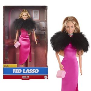 Barbie Coffret Signature Poupées Keeley Jones de la Serie Ted Lasso en Robe Rose, Cape en Fausse Fourrure, Plus De 30 Accessoires, À Collectionner, Jouet Enfant, A Partir De 3 Ans, HJW92 (SMITHSTRADES LTD, neuf)