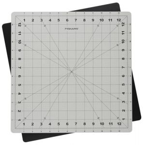 Fiskars Tapis de Découpe Rotatif, Tapis de découpe auto-fixant, rotatif à 360°, lignes de biseau à 30°, 45° et 60°, 13 » x 13 » (33 x 33 cm), gris, 1065610 (Minerva Crafts and Fabrics, neuf)