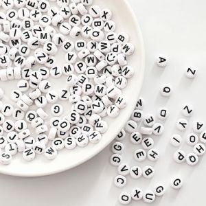 Iudsu 1000 pi&egrave;ces de perles lettres en acrylique pour la fabrication de bracelets, perles rondes blanc de l'alphabet de A &agrave; Z de 7 mm avec un rouleau de cordon en nylon invisible (600 cm) (NO.1-XYF, neuf)
