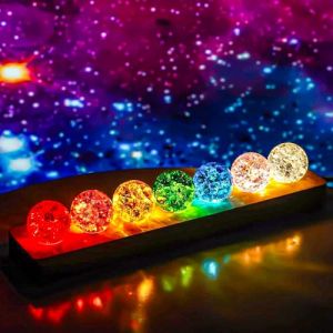 Jenmayt Boule de cristal de verre en 7 couleurs avec lumi&egrave;re LED sur pied en bois,Sph&egrave;res de Gu&eacute;rison Chakra Naturelles,40 mm,boules de gu&eacute;rison,pour salon, chambre &agrave; coucher, bureau (Shuyi Tech, neuf)