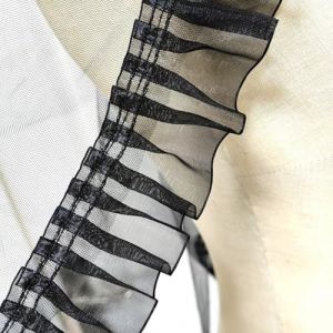 RUNRAYAY Voile de mari&eacute;e cascade &agrave; 2 niveaux avec bordure en ruban et peigne pour enterrement de vie de jeune fille, voile en dentelle noire, voile de mariage, voile d'Halloween (chengduniexiaduandianzishangwuyouxiangongsi, neuf)