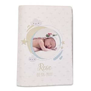Nemau - Prot&egrave;ge Carnet de Sant&eacute; Personnalis&eacute; avec Pr&eacute;nom, Date et Photo &ndash; Gomme Expans&eacute;e &ndash; Fabriqu&eacute; en France &ndash; &Eacute;tui Carnet B&eacute;b&eacute; Enfant Fille ou Gar&ccedil;on &ndash; Cadeau Naissance - Mod&egrave;le Nuage et Coeur (NEMAU PLAST, neuf)
