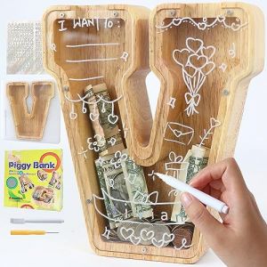Lakpopya Tirelire en Bois Grande pour Enfant Adulte Tirelire Cochon Personnalisée de Lettres A-Z avec Zone Cible Tirelire Billet Transparente Créative pour Cadeau Décoration Baptême (V) (Never fail, neuf)