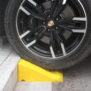 Youngwier Rampe de Trottoir 5 cm de Haut - Rampe de seuil Portable en PVC - Rampe d'accès en Plastique - Rampe de seuil de Porte pour déambulateur, Fauteuil Roulant, Moto, Voiture (Currentiz, neuf)