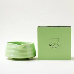 YlobdolY Bol à matcha en céramique avec bec verseur, bol traditionnel fait à la main en porcelaine émaillée solide japonaise à rayures avec coffret cadeau pour fouetter le matcha vert vif (YiHangFuShi, neuf)