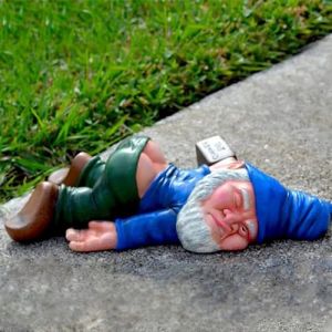 Drunk Garden Dwarf,Statue de Nains de Jardin Ivre de 15 cm Nain de Jardin Statue de Jardin Extérieur Statue Drunk Dwarf Décoration en Résine pour le Jardin et le Bureau Cadeaux pour Deco Extérieur (ZJUJU, neuf)