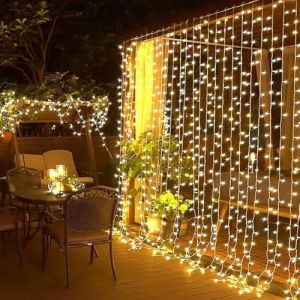 Montegoni Rideau lumineux de 3&times;3m Premium, 300 LED Blanc chaud, 8 modes avec minuteur, connexion USB, IP65 &eacute;tanche, rideaux lumineux pour int&eacute;rieur & ext&eacute;rieur, fen&ecirc;tres, jardin, mariage & d&eacute;coration (LECREW Shop, neuf)