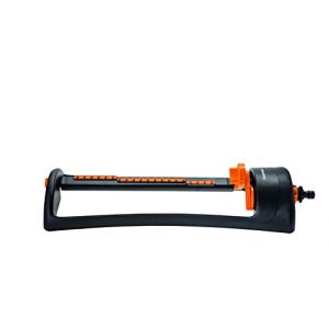 Fiskars Arroseur L &agrave; &eacute;conomie d'eau, R&eacute;glage facile de la port&eacute;e, Pied m&eacute;tallique robuste, Taille universelle, Port&eacute;e 17,5 x 19 m, 1,4 kg, Noir/Orange, 1023661 (Yokosogoods, neuf)