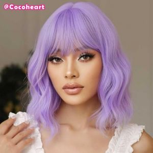 Perruque courte ondulée pourpre avec bangs - Perruque bob synthétique douce de longueur au niveau des épaules for femmes, perruque de costume naturellement bouclée for Halloween, Cosplay et utilisatio (COCO HEART, neuf)