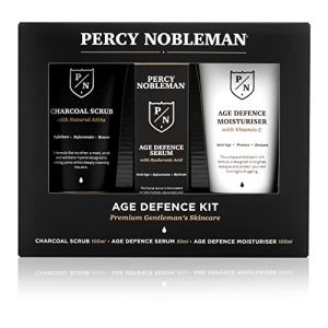 Le kit anti-âge Percy Nobleman, un coffret soin visage homme, contient un gommage au charbon de bois (AHA naturels), sérum anti-âge (l’acide hyaluronique) crème anti-âge (vitamine C) (Ellipsis Brands, neuf)