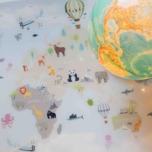 Profolio Sous-main pour enfant - Antid&eacute;rapant & Lavable - Tapis de table avec motif carte du monde pour jouer & dessiner - Convient comme sous-main de bricolage & protection de table - Dimensions 90 x (Profolio GmbH, neuf)