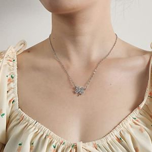 TseenYi Collier Tr&egrave;fle &Agrave; Quatre Feuilles Argent Cristaux Mini Initiales Collier Tr&egrave;fle &Agrave; Quatre Feuilles Cha&icirc;ne Clavicule Bijoux Pour Femmes Et Filles(1 Pcs) (TseenYi, neuf)