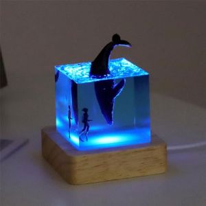 Tuzsocr Lampe 3D en r&eacute;sine &eacute;poxy, veilleuse LED en forme de baleine, plongeur de mer et cube de requin, sculpture r&eacute;aliste d'animaux de l'oc&eacute;an, mod&egrave;le de baleine avec base en bois de 70 mm, cadeau de (ZRY., neuf)
