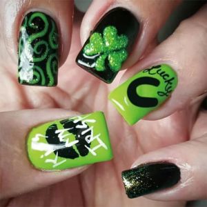 Lot de 24 faux ongles courts sur le th&egrave;me irlandais avec motif tr&egrave;fle vert pour femme (XIBEIDIANZI, neuf)