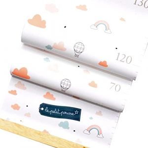 Toise murale enfant en toile, à suspendre avec baguettes en bois, inscriptible et pliable pour mesurer votre enfant (Nuages et arcs-en-ciel - multicolore) (Le Petit Pousse, neuf)