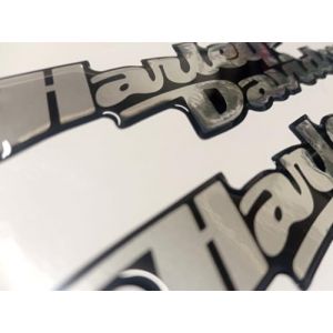 Paire d'autocollants compatibles Harley, Dyna Street Bob, rev&ecirc;tement en r&eacute;sine effet 3D, pour r&eacute;servoir ou casque, chrom&eacute; (miroir argent&eacute;)&hellip; (sticker's corner, neuf)