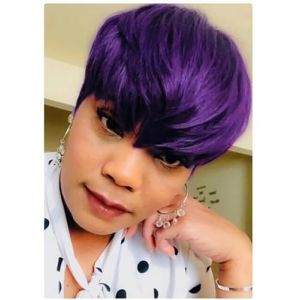 BeiSDWig Perruque violette courte synth&eacute;tique pour femme noire/blanche, perruque violette courte avec frange coiffures color&eacute;es pour femme, perruque de cheveux synth&eacute;tiques raides (Beauty.Wig, neuf)