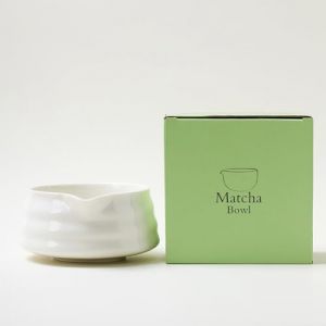 YlobdolY Bol à matcha en céramique avec bec verseur, bol traditionnel fait à la main en porcelaine émaillée solide à rayures japonaises avec coffret cadeau pour fouetter le matcha blanc vif (YiHangFuShi, neuf)