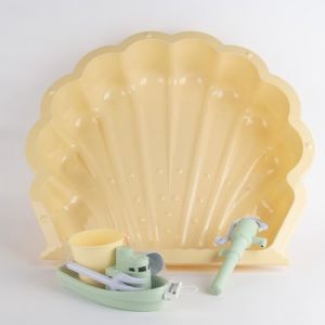Coquillage à sable ou à eau (vert clair avec jouet de sable 6 pièces) avec pompe à eau, bateau, seau à sable, râteau et pelle (TikTakToo Kindergartenzentrale GmbH, neuf)