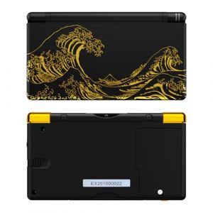 eXtremeRate Coque Remplacement Complète pour Nintendo DS Lite, Coque Etui avec Bouton de Remplacement pour Nintendo DS Lite, Console Pas Incluse, The Great Golden Wave Off Kanagawa Noir (Easequote-Store, neuf)