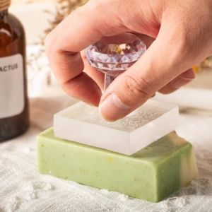 Tampon de savon personnalis&eacute; fait &agrave; la main &ndash; Tampon de savon en acrylique avec poign&eacute;e, motif de chiffrage, gaufrage de savon texte, loisirs cr&eacute;atifs (ShengdeSHOP, neuf)