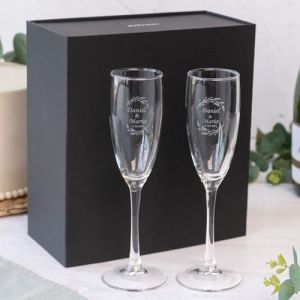 Wanapix | Pack 2 Fl&ucirc;tes &agrave; Champagne Personnalis&eacute;s | Bo&icirc;te Cadeau Incluse | Coupes de Champagne avec Gravure | F&ecirc;tes/Anniversaire/Mariage | Verres &agrave; Champagne | Verre 20cl | Noms et Date (Wanapix, neuf)