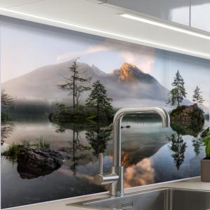 KitchenYeah© Credence Cuisine Adhesive 60x80 cm Protege Mur Revetement Mural Adhesif Parement Interieur À Coller Plaque Plastique Rigide Eau - Paysage - Montagne - Arbres (KitchenYeah, neuf)