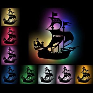 Veilleuse Déco Bateau Pirate Enfant Avec Prénom Personnalisé Pour Garcons Et Filles - Cadeau Pour Anniversaires, Baptêmes, Naissance Lampe Led USB Murale En Bois Gravé avec changement de couleur (Schlummerlicht24, neuf)