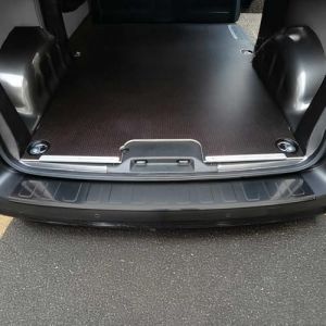 Protection Seuil de Pare-Chocs arrière - Compatible avec Citroen Jumpy 2016-2022 - Couverture de Seuil de Coffre - Bande Seuil de Chargement - Style élégant - en Acier INOX Chromé Foncé (OMAC-GmbH, neuf)