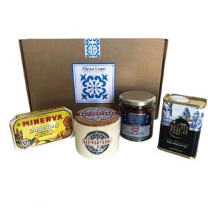 Box Cheirinho &ndash; Coffret gastronomique portugais : huile d&rsquo;olive, olives, sel en pot de c&eacute;ramique et sardines &agrave; l'huile piquante &ndash; Produits d&rsquo;&eacute;picerie fine, Id&eacute;e cadeau (Alma Luso, neuf)