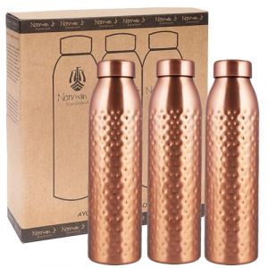 NORMAN JR Bouteille d'eau en cuivre 1L - Coffret cadeau avec 3 pièces, Martelé, un récipient ayurvédique en cuivre pur – vous aide à boire plus d'eau, avec de nombreux bienfaits pour la santé (Casa Copenhagen, neuf)