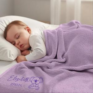 Stepdiy Couverture b&eacute;b&eacute; personnalis&eacute;e avec pr&eacute;nom brod&eacute;, 100% Coton, 80x100 cm, pour Naissance, bapt&ecirc;me ou Premier No&euml;l (Violet Clair) (Step DIY, neuf)