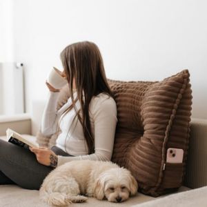 Gutekissen&reg; Coussin dorsal - Coussin de lecture pour lit et canap&eacute; - Traversin - Coussin de dos pour le mur - Coussin d&rsquo;assise - Coussin mural - Avec poche pour t&eacute;l&eacute;phone (Tilia brun, 70 cm) (FavreShop, neuf)