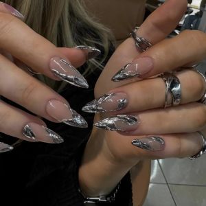 Faux Ongles Court MouyouGlow,Amande Nude Chrome French 3D Argent Ray&eacute; Cool Y2K Coquette Press on Nails avec Colle &agrave; Ongles,Fantaisie Silver Fake Nails (Mijisuper1985, neuf)