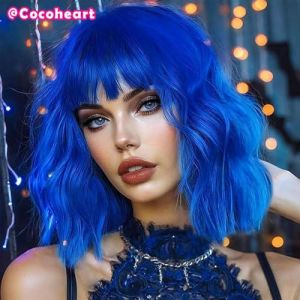 Perruque courte ondulée pourpre avec bangs - Perruque bob synthétique douce de longueur au niveau des épaules for femmes, perruque de costume naturellement bouclée for Halloween, Cosplay et utilisatio (COCO HEART, neuf)