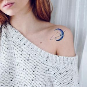 Tatouage Ephemere Tatouages Temporaires 2 Pi&egrave;ces De Lune Bleu R&ecirc;veur Frais Clavicule Imperm&eacute;able Femelle Longue Dur&eacute;e &Eacute;paule Poignet Autocollants Faux Tatouage Grandes Et Petites Images (ZhouKouShiXinRuiJianSheGongChengYouXianGongSi, neuf)