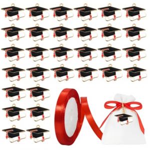 YAZWUR Lot de 30 pendentifs en forme de toque de dipl&ocirc;m&eacute;, id&eacute;al comme cadeau de d'&eacute;tudes, d&eacute;coration pour cadeaux de graduation (avec ruban en satin rouge) (Romanimania OU, neuf)