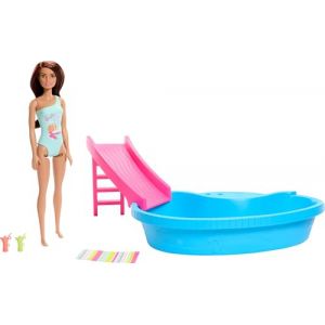 Barbie Ensemble de jeu poupée et piscine, maillot de bain une pièce brune en écume de mer avec piscine, toboggan, serviette et accessoires de boisson (Books at Your Door FR, neuf)