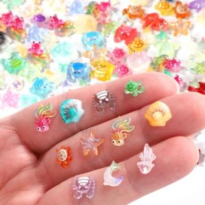 Lyreh 210pcs Mini Animaux en R&eacute;sine, Animaux Miniatures de l'Oc&eacute;an en R&eacute;sine Brillent dans Le Noir Petites Tortues Poissons M&eacute;duses Petits Crabes &Eacute;toiles de Mer Coquillages Statue de Dauphins (moncion, neuf)