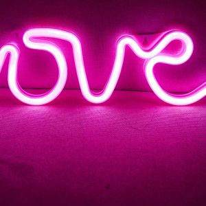 Tyenaza a conduit Love Neon Sign, PS Board et acrylic Love Sign Lamp With Sanging Holes for Confession Marriage Proposition, 34.5x13cm (Type de batterie a besoin de 2 pcs AA Batterie) (Vasting, neuf)