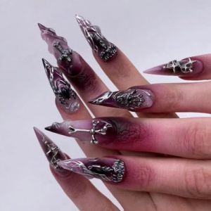 Wedity Lot de 24 faux ongles gothiques &agrave; presser avec breloques en forme de croix argent&eacute;e et t&ecirc;te de mort, violet ombr&eacute; (Wedity, neuf)