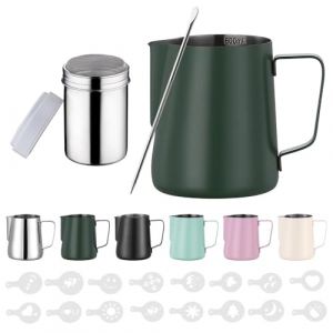 Zuquik Pot à lait Barista en acier inoxydable 600 ml avec mesure Mark 24 oz, pot à mousse de lait avec saupoudreur de cacao, 16 pochoirs et stylo pour cappuccino et expresso, vert émeraude (ACE Fac, neuf)