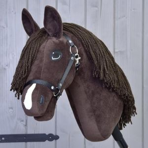 LarDen Hobby Horse Chianti | Cheval Bâton avec Licol Noir - Grandeur S | Tête de Cheval à Bâton à Chevaucher | Fait à la Main avec Accessoire | pour Petits et Grands Enfants | Hobby Horse Réaliste (LarDen, neuf)